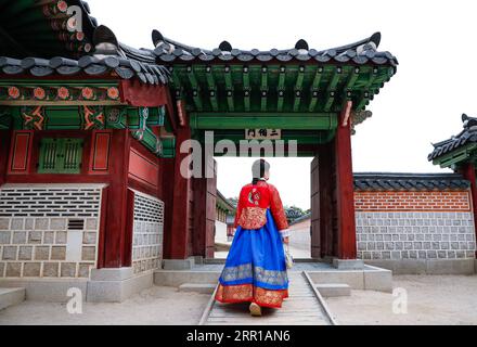 200911 -- SÉOUL, 11 septembre 2020 -- une photo prise le 2 novembre 2019 montre un touriste vêtu d'une robe traditionnelle Hanbok visitant le palais Gyeongbokgung à Séoul, en Corée du Sud. Séoul, capitale et plus grande ville de Corée du Sud, est une métropole dynamique mêlant l'ancien et le moderne. CitySketchSOUTH CORÉE-SÉOUL WangxJingqiang PUBLICATIONxNOTxINxCHN Banque D'Images