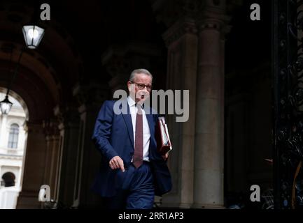 200911 -- LONDRES, le 11 septembre 2020 -- le ministre britannique du Cabinet, Michael Gove, se rend au 10 Downing Street à Londres, en Grande-Bretagne, le 8 septembre 2020. De hauts fonctionnaires de l’Union européenne, de l’UE et de la Grande-Bretagne se sont rencontrés jeudi à Londres pour des discussions organisées à la hâte sur un projet de loi controversé sur le Brexit, le Premier ministre britannique Boris Johnson ayant l’intention de passer outre à des parties clés de l’accord de retrait précédemment conclu avec Bruxelles. BRITAIN-LONDRES-BREXIT BILL-PARLE HanxYan PUBLICATIONxNOTxINxCHN Banque D'Images