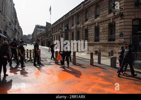 Paris, France. 06 septembre 2023. Les militants du climat de 'dernière Rénovation' pulvérisent de la peinture orange place Beauvau, entre le palais présidentiel de l'Elysée et le ministère français de l'intérieur, à Paris, France le 6 septembre 2023. Photo de Florian Poitout/ABACAPRESS.COM crédit : Abaca Press/Alamy Live News Banque D'Images