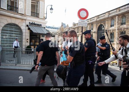 Paris, France. 06 septembre 2023. Les militants du climat de 'dernière Rénovation' pulvérisent de la peinture orange place Beauvau, entre le palais présidentiel de l'Elysée et le ministère français de l'intérieur, à Paris, France le 6 septembre 2023. Photo de Florian Poitout/ABACAPRESS.COM crédit : Abaca Press/Alamy Live News Banque D'Images