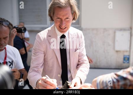 Venise, Italie. 01 septembre 2023. VENISE, ITALIE - SEPTEMBRE 01 : Wes Anderson signe des autographes pour ses fans sur le tapis rouge pour le film Netflix ''The Wonderful Story of Henry Sugar'' au 80e Festival International du film de Venise le 01 septembre 2023 à Venise, en Italie. (Photo de Luca Carlino/NurPhoto)0 crédit : NurPhoto SRL/Alamy Live News Banque D'Images