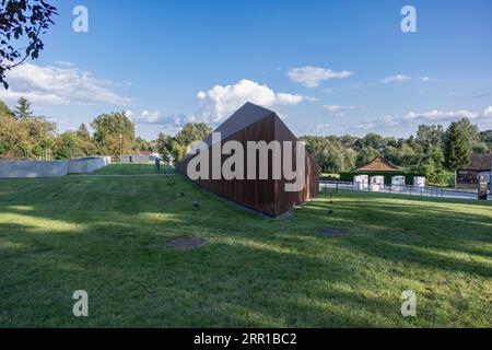 Markowa, Pologne - septembre 2023, Musée de la famille ULMA des Polonais sauvant les Juifs dans la Seconde Guerre mondiale, arrière du bâtiment vu de l'extérieur, Ulmowie z Markowej, Banque D'Images