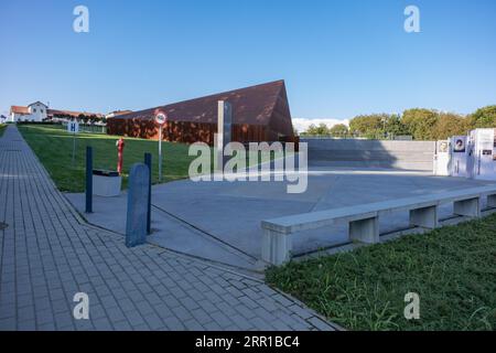 Markowa, Pologne - septembre 2023, Musée de la famille ULMA des Polonais sauvant les Juifs pendant la Seconde Guerre mondiale, bâtiment latéral de l'extérieur, Ulmowie z Markowej, Polska Banque D'Images