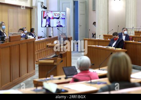 200912 -- ZAGREB, le 12 septembre 2020 -- quatre membres du Parlement croate, qui sont en isolement après avoir été testés positifs au COVID-19, participent à un vote parlementaire par streaming vidéo à Zagreb, Croatie, le 11 septembre 2020. Le Parlement croate a adopté vendredi une loi sur la reconstruction de la capitale Zagreb et de ses banlieues après un tremblement de terre en mars. Au total, 124 députés ont voté pour le projet de loi, tandis que 10 se sont abstenus et quatre se sont opposés à la législature de 151 sièges. /Pixsell via Xinhua CROATIE-ZAGREB-COVID-19-PARLEMENT-VOTE PatrikxMacek PUBLICATIONxNOTxINxCHN Banque D'Images