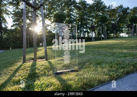 Markowa, Pologne - septembre 2023, ULMA Family Museum of Polonais sauvant les Juifs pendant la Seconde Guerre mondiale, plaques transparentes des villes et villages aidant les Juifs dans la Seconde Guerre mondiale Banque D'Images