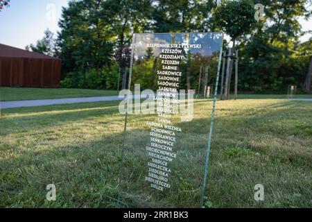 Markowa, Pologne - septembre 2023, ULMA Family Museum of Polonais sauvant les Juifs pendant la Seconde Guerre mondiale, plaques transparentes des villes et villages aidant les Juifs dans la Seconde Guerre mondiale Banque D'Images