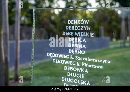 Markowa, Pologne - septembre 2023, ULMA Family Museum of Polonais sauvant les Juifs pendant la Seconde Guerre mondiale, plaques transparentes des villes et villages aidant les Juifs dans la Seconde Guerre mondiale Banque D'Images