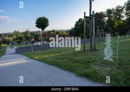 Markowa, Pologne - septembre 2023, ULMA Family Museum of Polonais sauvant les Juifs pendant la Seconde Guerre mondiale, plaques transparentes des villes et villages aidant les Juifs dans la Seconde Guerre mondiale Banque D'Images