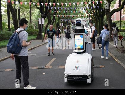 200912 -- SHANGHAI, le 12 septembre 2020 -- Un robot accueille les étudiants de première année sur le campus de l'Université Fudan à Shanghai, dans l'est de la Chine, le 12 septembre 2020. L’inscription de près de 4 000 étudiants de première année de l’Université Fudan a commencé samedi. CHINA-SHANGHAI-FUDAN UNIVERSITY-FRESHMEN-REGISTRATION CN LIUXYING PUBLICATIONXNOTXINXCHN Banque D'Images