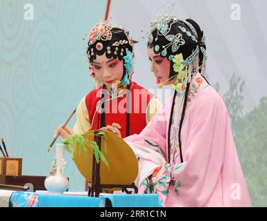 200912 -- SUZHOU, 12 septembre 2020 -- de jeunes concurrents interprètent Kunqu, l'une des plus anciennes formes d'opéra chinois, lors d'un concours dans le quartier pittoresque de Huqiu à Suzhou, dans la province du Jiangsu de l'est de la Chine, le 12 septembre 2020. Un concours Kunqu pour les enfants a eu lieu ici samedi. Photo de /Xinhua CHINA-JIANGSU-SUZHOU-KUNQu-YOUNG CONCURRENTS CN HangxXingwei PUBLICATIONxNOTxINxCHN Banque D'Images