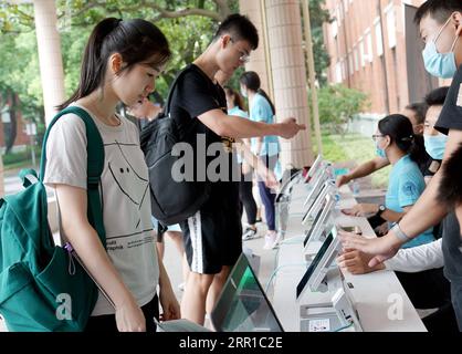 200912 -- SHANGHAI, le 12 septembre 2020 -- les étudiants de première année s'inscrivent en scannant leur visage à l'Université Fudan à Shanghai, dans l'est de la Chine, le 12 septembre 2020. L’inscription de près de 4 000 étudiants de première année de l’Université Fudan a commencé samedi. CHINA-SHANGHAI-FUDAN UNIVERSITY-FRESHMEN-REGISTRATION CN LIUXYING PUBLICATIONXNOTXINXCHN Banque D'Images