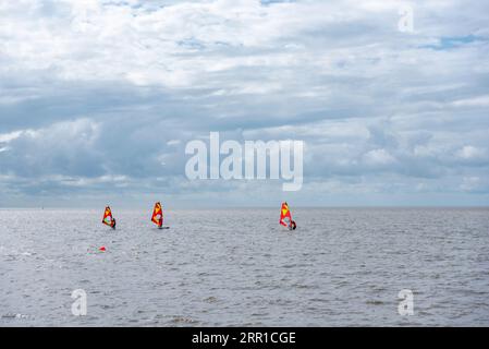 Planche à voile en face de la promenade de la plage, Norddeich, Basse-Saxe, Allemagne, Europe Banque D'Images