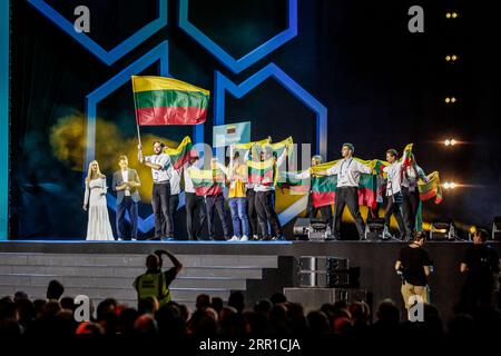 Gdansk, Pologne. 05 septembre 2023. Les concurrents lituaniens entrent en scène lors de la cérémonie d'ouverture officielle de l'EuroSkills Gdansk 2023 à Polsat plus Arena Gdansk. EuroSkills GDA?sk 2023 est la huitième édition du concours biennal EuroSkills - le plus grand événement d'excellence en matière d'enseignement professionnel et de compétences en Europe. Crédit : SOPA Images Limited/Alamy Live News Banque D'Images