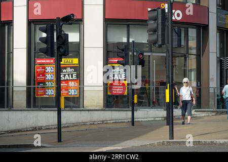 Wimbledon, Londres, Royaume-Uni. 6 septembre 2023. La vente de Wilko Administration se poursuit alors que B&M annonce l'achat de 51 magasins de la société pour 13 millions de livres sterling. Beaucoup des 349 magasins restants restent ouverts alors qu'un acheteur est recherché pour eux. Crédit : Malcolm Park/Alamy Live News Banque D'Images