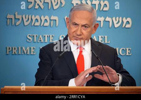 Actualités Themen der Woche KW37 Actualités Bilder des Tages 200913 -- JÉRUSALEM, 13 septembre 2020 -- le Premier ministre israélien Benjamin Netanyahu donne un exposé sur la pandémie de COVID-19 en Israël dans son bureau à Jérusalem, le 13 septembre 2020. Israël va réimposer un confinement national pendant trois semaines, à compter de vendredi, pour ralentir une résurgence rapide des infections à coronavirus, a décidé dimanche le gouvernement. /JINI via Xinhua MIDEAST-JERUSALEM-NETANYAHU-COVID-19-LOCKDOWN YoavxDudkevitch PUBLICATIONxNOTxINxCHN Banque D'Images