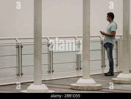200913 -- VANCOUVER, le 13 septembre 2020 -- Un touriste regarde le port dans un smog intense à Vancouver, Colombie-Britannique, Canada, le 13 septembre 2020. Alors que la fumée des feux de forêt américains continue de souffler vers le nord en direction du Canada, Vancouver a été dimanche parmi les cinq principales villes du monde pour la mauvaise qualité de l’air selon l’IQA de l’indice de la qualité de l’air. Photo de /Xinhua CANADA-VANCOUVER- QUALITÉ DE L'AIR-États-Unis-FUMÉE DE FEU DE FORÊT LiangxSen PUBLICATIONxNOTxINxCHN Banque D'Images