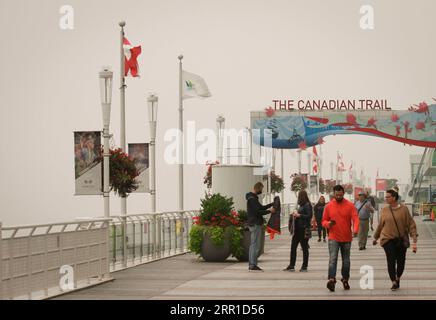 200913 -- VANCOUVER, le 13 septembre 2020 -- des gens marchent le long du port dans un smog intense à Vancouver, Colombie-Britannique, Canada, le 13 septembre 2020. Alors que la fumée des feux de forêt américains continue de souffler vers le nord en direction du Canada, Vancouver a été dimanche parmi les cinq principales villes du monde pour la mauvaise qualité de l’air selon l’IQA de l’indice de la qualité de l’air. Photo de /Xinhua CANADA-VANCOUVER- QUALITÉ DE L'AIR-États-Unis-FUMÉE DE FEU DE FORÊT LiangxSen PUBLICATIONxNOTxINxCHN Banque D'Images