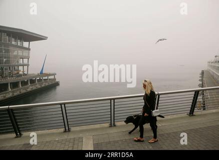 200913 -- VANCOUVER, le 13 septembre 2020 -- un résident marche le long du port dans un épais smog à Vancouver, Colombie-Britannique, Canada, le 13 septembre 2020. Alors que la fumée des feux de forêt américains continue de souffler vers le nord en direction du Canada, Vancouver a été dimanche parmi les cinq principales villes du monde pour la mauvaise qualité de l’air selon l’IQA de l’indice de la qualité de l’air. Photo de /Xinhua CANADA-VANCOUVER- QUALITÉ DE L'AIR-États-Unis-FUMÉE DE FEU DE FORÊT LiangxSen PUBLICATIONxNOTxINxCHN Banque D'Images