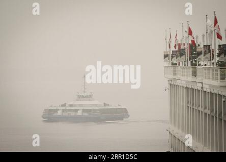 200913 -- VANCOUVER, le 13 septembre 2020 -- Un traversier est vu voyager sur l'eau dans un brouillard épais à Vancouver, Colombie-Britannique, Canada, le 13 septembre 2020. Alors que la fumée des feux de forêt américains continue de souffler vers le nord en direction du Canada, Vancouver a été dimanche parmi les cinq principales villes du monde pour la mauvaise qualité de l’air selon l’IQA de l’indice de la qualité de l’air. Photo de /Xinhua CANADA-VANCOUVER- QUALITÉ DE L'AIR-États-Unis-FUMÉE DE FEU DE FORÊT LiangxSen PUBLICATIONxNOTxINxCHN Banque D'Images