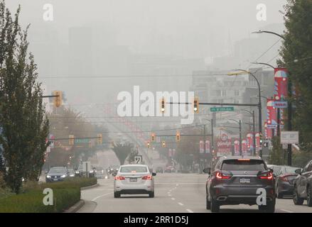 200913 -- VANCOUVER, le 13 septembre 2020 -- des bâtiments sont exposés à un smog intense à Vancouver, Colombie-Britannique, Canada, le 13 septembre 2020. Alors que la fumée des feux de forêt américains continue de souffler vers le nord en direction du Canada, Vancouver a été dimanche parmi les cinq principales villes du monde pour la mauvaise qualité de l’air selon l’IQA de l’indice de la qualité de l’air. Photo de /Xinhua CANADA-VANCOUVER- QUALITÉ DE L'AIR-États-Unis-FUMÉE DE FEU DE FORÊT LiangxSen PUBLICATIONxNOTxINxCHN Banque D'Images