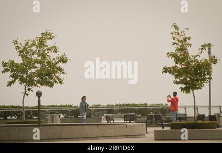 200913 -- VANCOUVER, le 13 septembre 2020 -- des touristes prennent des photos dans le port de Vancouver, Colombie-Britannique, Canada, le 13 septembre 2020. Alors que la fumée des feux de forêt américains continue de souffler vers le nord en direction du Canada, Vancouver a été dimanche parmi les cinq principales villes du monde pour la mauvaise qualité de l’air selon l’IQA de l’indice de la qualité de l’air. Photo de /Xinhua CANADA-VANCOUVER- QUALITÉ DE L'AIR-États-Unis-FUMÉE DE FEU DE FORÊT LiangxSen PUBLICATIONxNOTxINxCHN Banque D'Images