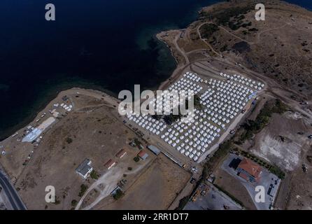 200914 -- LESBOS, 14 septembre 2020 -- une photo aérienne prise le 14 septembre 2020 montre de nouvelles tentes pour relocaliser les migrants et les réfugiés à Kara Tepe, Lesbos, Grèce, après qu'un incendie ait éclaté mercredi dernier et détruit le camp précédent à Moria. Photo de /Xinhua GRÈCE-LESVOS-CAMP DE RÉFUGIÉS PanagiotisxBalaskas PUBLICATIONxNOTxINxCHN Banque D'Images