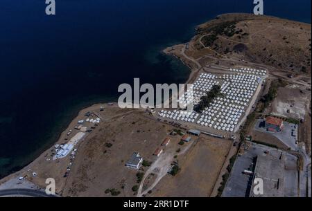 200914 -- LESBOS, 14 septembre 2020 -- une photo aérienne prise le 14 septembre 2020 montre de nouvelles tentes pour relocaliser les migrants et les réfugiés à Kara Tepe, Lesbos, Grèce, après qu'un incendie ait éclaté mercredi dernier et détruit le camp précédent à Moria. Photo de /Xinhua GRÈCE-LESVOS-CAMP DE RÉFUGIÉS PanagiotisxBalaskas PUBLICATIONxNOTxINxCHN Banque D'Images