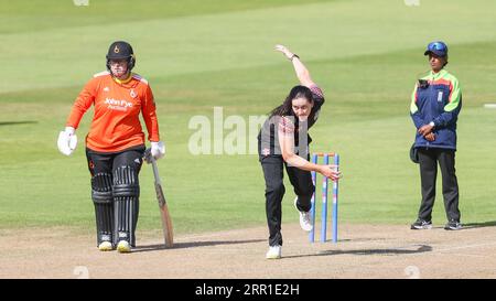 Sparks Emily Arlott bowling pris à Birmingham, Royaume-Uni lors de la rencontre Rachel Heyhoe Flint Trophy entre Central Sparks et The Blaze le 05 septembre 2023 à Banque D'Images