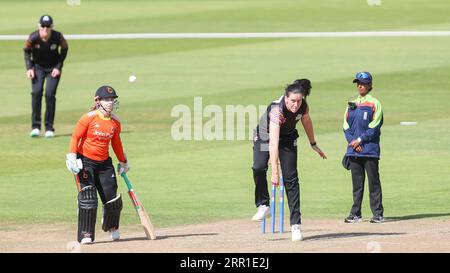 Sparks Emily Arlott bowling pris à Birmingham, Royaume-Uni lors de la rencontre Rachel Heyhoe Flint Trophy entre Central Sparks et The Blaze le 05 septembre 2023 à Banque D'Images