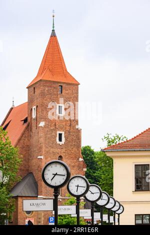 Horloges montrant l'heure actuelle dans différentes villes à travers le monde. Place du Saint-Esprit à Cracovie, Pologne Banque D'Images