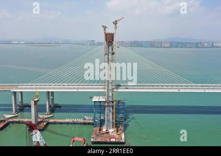 200915 -- FUZHOU, 15 septembre 2020 -- une photo aérienne montre le chantier de construction de la tour principale sud du pont transversal de la baie de Quanzhou de la ligne ferroviaire à grande vitesse Fuzhou-Xiamen dans la province du Fujian du sud-est de la Chine, le 15 septembre 2020. La structure principale de la tour principale sud du pont transversal de la baie de Quanzhou a été achevée mardi. Le pont de 20 km de long fait partie de la ligne de chemin de fer à grande vitesse Fuzhou-Xiamen qui est conçue pour entrer en service en 2022. CHINE-FUJIAN-CROSS-SEA BRIDGE-CONSTRUCTION CN LINXSHANCHUAN PUBLICATIONXNOTXINXCHN Banque D'Images