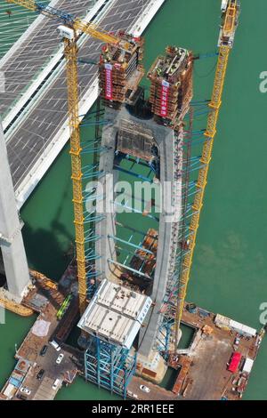 200915 -- FUZHOU, 15 septembre 2020 -- une photo aérienne montre des constructeurs travaillant au sommet de la tour principale sud du pont transversal de la baie de Quanzhou du chemin de fer à grande vitesse Fuzhou-Xiamen dans la province du Fujian du sud-est de la Chine, le 15 septembre 2020. La structure principale de la tour principale sud du pont transversal de la baie de Quanzhou a été achevée mardi. Le pont de 20 km de long fait partie de la ligne de chemin de fer à grande vitesse Fuzhou-Xiamen qui est conçue pour entrer en service en 2022. CHINE-FUJIAN-CROSS-SEA BRIDGE-CONSTRUCTION CN LINXSHANCHUAN PUBLICATIONXNOTXINXCHN Banque D'Images