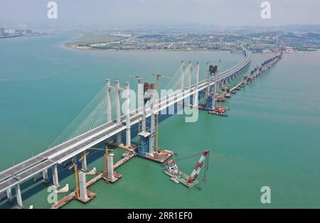 200915 -- FUZHOU, 15 septembre 2020 -- une photo aérienne montre la tour principale sud à gauche du pont transversal de la baie de Quanzhou de la ligne ferroviaire à grande vitesse Fuzhou-Xiamen dans la province du Fujian du sud-est de la Chine, le 15 septembre 2020. La structure principale de la tour principale sud du pont transversal de la baie de Quanzhou a été achevée mardi. Le pont de 20 km de long fait partie de la ligne de chemin de fer à grande vitesse Fuzhou-Xiamen qui est conçue pour entrer en service en 2022. CHINE-FUJIAN-CROSS-SEA BRIDGE-CONSTRUCTION CN LINXSHANCHUAN PUBLICATIONXNOTXINXCHN Banque D'Images