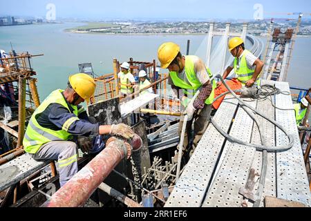 200915 -- FUZHOU, le 15 septembre 2020 -- des ouvriers coulent du béton sur le sommet de la tour principale sud du pont transversal de la baie de Quanzhou du chemin de fer à grande vitesse Fuzhou-Xiamen dans la province du Fujian du sud-est de la Chine, le 15 septembre 2020. La structure principale de la tour principale sud du pont transversal de la baie de Quanzhou a été achevée mardi. Le pont de 20 km de long fait partie de la ligne de chemin de fer à grande vitesse Fuzhou-Xiamen qui est conçue pour entrer en service en 2022. CHINE-FUJIAN-CROSS-SEA BRIDGE-CONSTRUCTION CN LINXSHANCHUAN PUBLICATIONXNOTXINXCHN Banque D'Images