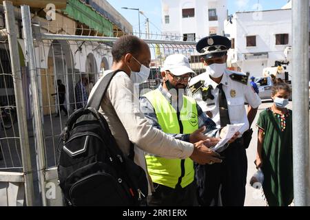 200915 -- RABAT, le 15 septembre 2020 -- Un piéton portant un masque facial est contrôlé dans une rue de Rabat, au Maroc, le 15 septembre 2020. Le Maroc a enregistré 2 121 nouveaux cas de COVID-19 mardi, portant le décompte dans le pays d’Afrique du Nord depuis le 2 mars à 90 324, a déclaré le ministère de la Santé dans un communiqué. Photo de /Xinhua MAROC-RABAT-COVID-19-MESURES Chadi PUBLICATIONxNOTxINxCHN Banque D'Images