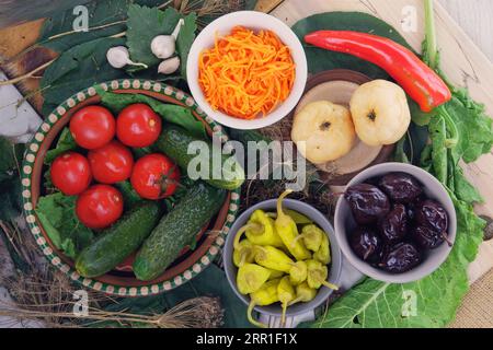 Aliments biologiques fermentés dans des bols. Ensemble de produits fermentés. Variété d'aliments sains. Banque D'Images