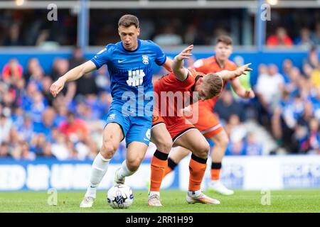 Krystian Bielik (L) et Zian Flemming de Millwall en action lors du Sky Bet Championship match entre Birmingham City et Millwall à St Andrews, Birmingham le samedi 2 septembre 2023. (Photo Gustavo Pantano/MI News/NurPhoto) crédit : NurPhoto SRL/Alamy Live News Banque D'Images