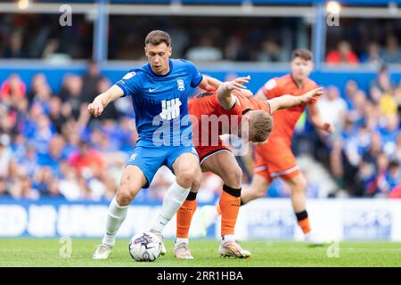 Krystian Bielik (L) et Zian Flemming de Millwall en action lors du Sky Bet Championship match entre Birmingham City et Millwall à St Andrews, Birmingham le samedi 2 septembre 2023. (Photo Gustavo Pantano/MI News/NurPhoto) crédit : NurPhoto SRL/Alamy Live News Banque D'Images