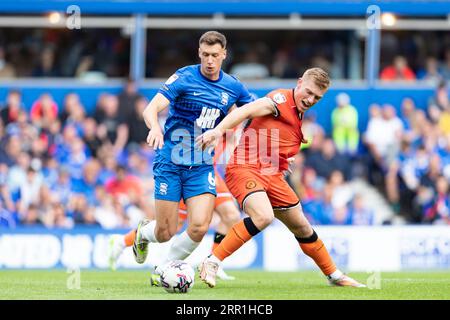 Krystian Bielik (L) et Zian Flemming de Millwall en action lors du Sky Bet Championship match entre Birmingham City et Millwall à St Andrews, Birmingham le samedi 2 septembre 2023. (Photo Gustavo Pantano/MI News/NurPhoto) crédit : NurPhoto SRL/Alamy Live News Banque D'Images