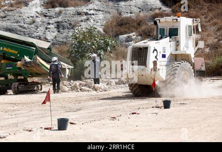 200918 -- TULKAREM, 18 septembre 2020 -- des démineurs du HALO Trust, une organisation à but non lucratif spécialisée dans le déminage, travaillent lors d'une opération visant à enlever et nettoyer des mines dans la ville d'Anabta, près de la ville de Tulkarem, en Cisjordanie, le 17 septembre 2020. Photo de /Xinhua MIDEAST-TULKAREM-DÉMINAGE AymanxNobani PUBLICATIONxNOTxINxCHN Banque D'Images