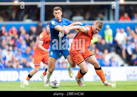 Krystian Bielik (L) et Zian Flemming de Millwall en action lors du Sky Bet Championship match entre Birmingham City et Millwall à St Andrews, Birmingham le samedi 2 septembre 2023. (Photo Gustavo Pantano/MI News/NurPhoto) crédit : NurPhoto SRL/Alamy Live News Banque D'Images