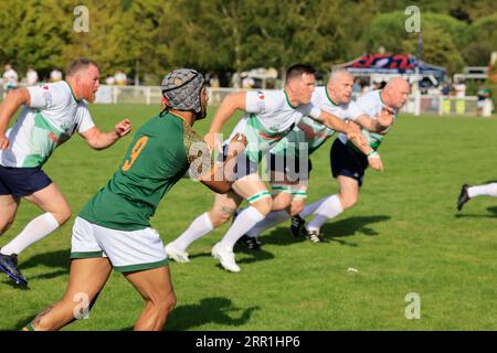 Sarlat, France. 4 septembre 2023. Coupe du monde parlementaire de Rugby 2023 en France. Deuxième virage. Match Irlande - Afrique du Sud. L'équipe parlementaire irlandaise (en blanc) a remporté le match contre l'équipe parlementaire sud-africaine (en vert) dans la chaleur et dans une ambiance conviviale à Sarlat en Dordogne. Sarlat-la-Canéda, Dordogne, Périgord Noir, France, Europe. Photo de Hugo Martin Alamy Live News Banque D'Images