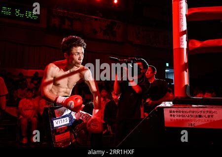 Tokyo, Japon. 30 août 2023. Seiya Yamaguchi entre sur le ring avant son combat en 4R léger pour ses débuts professionnels au Korakuen Hall à Tokyo, au Japon, le 30 août 2023. Crédit : Hiroaki Finito Yamaguchi/AFLO/Alamy Live News Banque D'Images