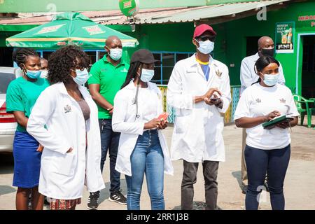 200918 -- LUSAKA, le 18 septembre 2020 -- des agents de santé publique assistent à la cérémonie de don de kits de santé à Lusaka, capitale de la Zambie, le 18 septembre 2020. Suite à la décision prise par le principal brasseur du pays de lancer une campagne « ensemble responsable » visant à sensibiliser les bars et les boîtes de nuit au respect des directives sanitaires à la suite de la levée des restrictions, Amideus ng et Muswala, propriétaire de bars et boîtes de nuit à Lusaka, a déclaré que la décision était bienvenue car il s'agit d'un soulagement visant à leur permettre de reprendre dans leurs affaires. Photo de /Xinhua TO GO WITH Feature : Bar, propriétaires de boîtes de nuit en Zambie soulagés au milieu de C améliorée Banque D'Images