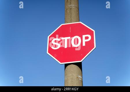 Signe d'arrêt sur fond de ciel bleu. Arrêtez-vous et terminez la route dans la rue. Trafic, chemin, concept de cœur. . Photo de haute qualité Banque D'Images