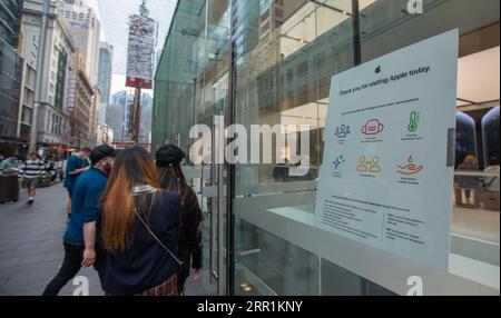 200920 -- SYDNEY, le 20 septembre 2020 -- Un avis d'avertissement COVID-19 a été vu devant un Apple Store à Sydney, en Australie, le 19 septembre 2020. L’Australie a confirmé dimanche 19 nouveaux cas de COVID-19, le nombre le plus bas depuis environ trois mois. Dimanche après-midi, il y avait eu au total 26 898 cas confirmés de COVID-19 en Australie. Photo de /Xinhua AUSTRALIA-SYDNEY-COVID-19 HuxJingchen PUBLICATIONxNOTxINxCHN Banque D'Images