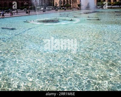 Surface de la piscine d'eau avec fontaines sur la place de la République dans la ville d'Erevan sur la journée ensoleillée d'été. La place de la République est la place centrale de la ville Banque D'Images