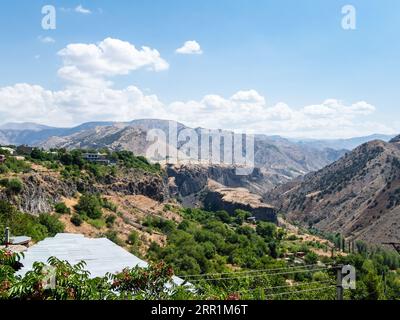 Paysage de montagne près du temple Garni en Arménie sur la journée ensoleillée d'été Banque D'Images