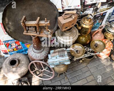 Erevan, Arménie - 21 août 2023 : vieux ustensiles de cuisine, balances, machine à ajouter, cruches, samovar au marché aux puces en plein air dans la ville d'Erevan Banque D'Images