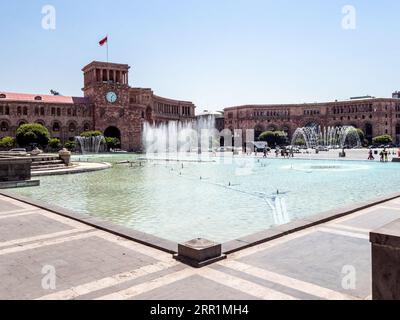 Erevan, Arménie - 21 août 2023 : fontaines et piscine sur la place de la République dans la ville d'Erevan le jour ensoleillé d'été. Republic Square est la ville centrale sou Banque D'Images